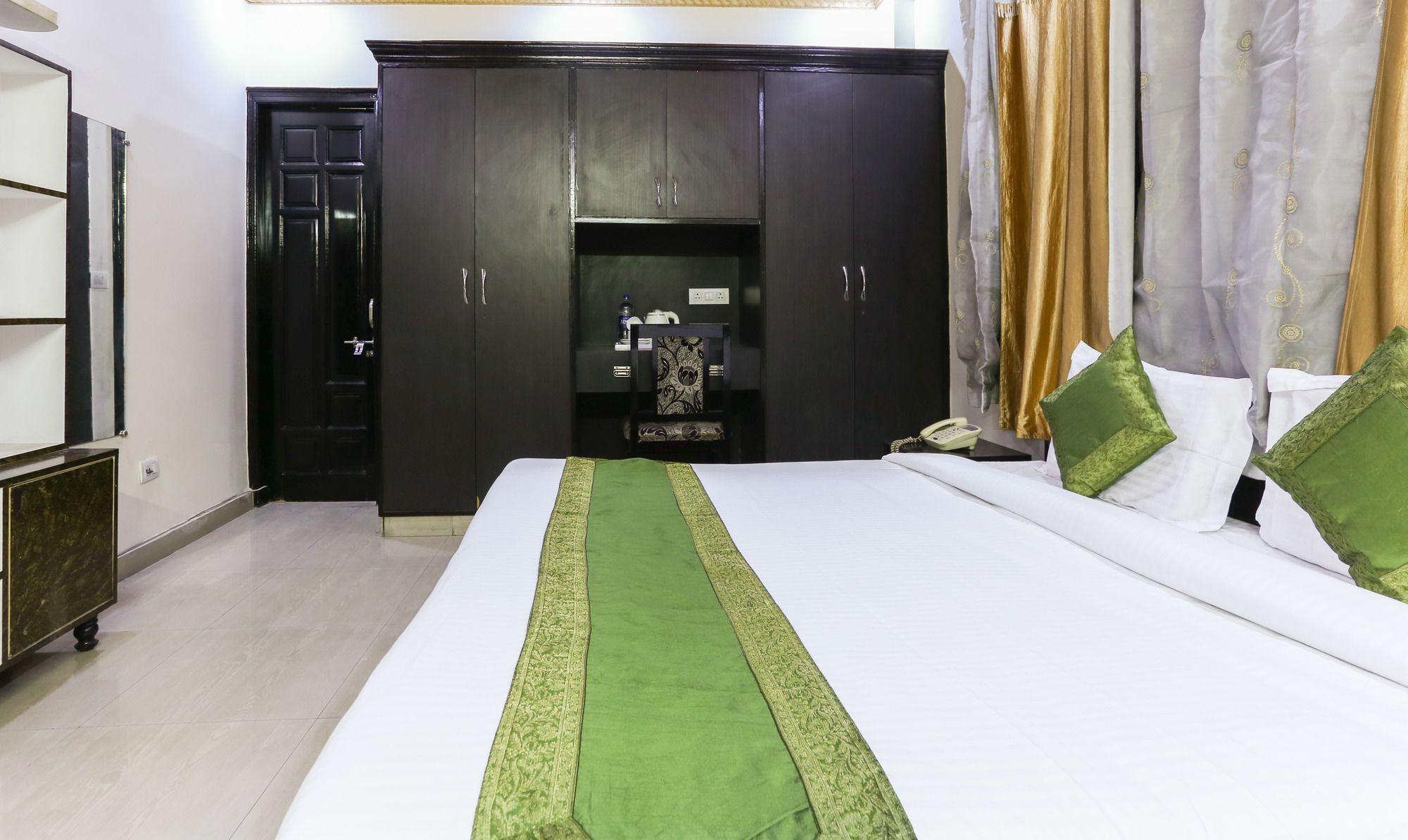 Treebo Trip Sswag 18 Expressway Hotel Noida Ngoại thất bức ảnh