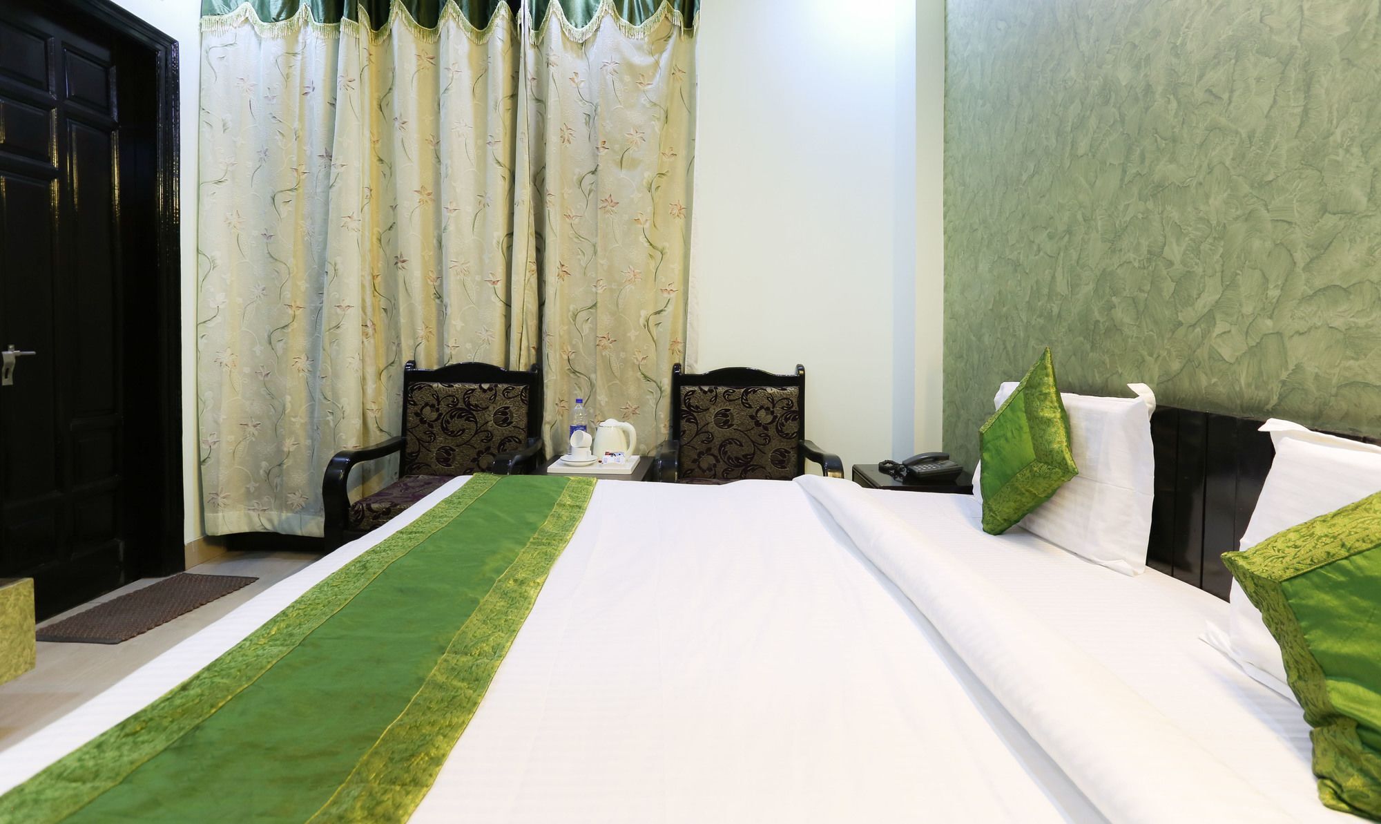 Treebo Trip Sswag 18 Expressway Hotel Noida Ngoại thất bức ảnh