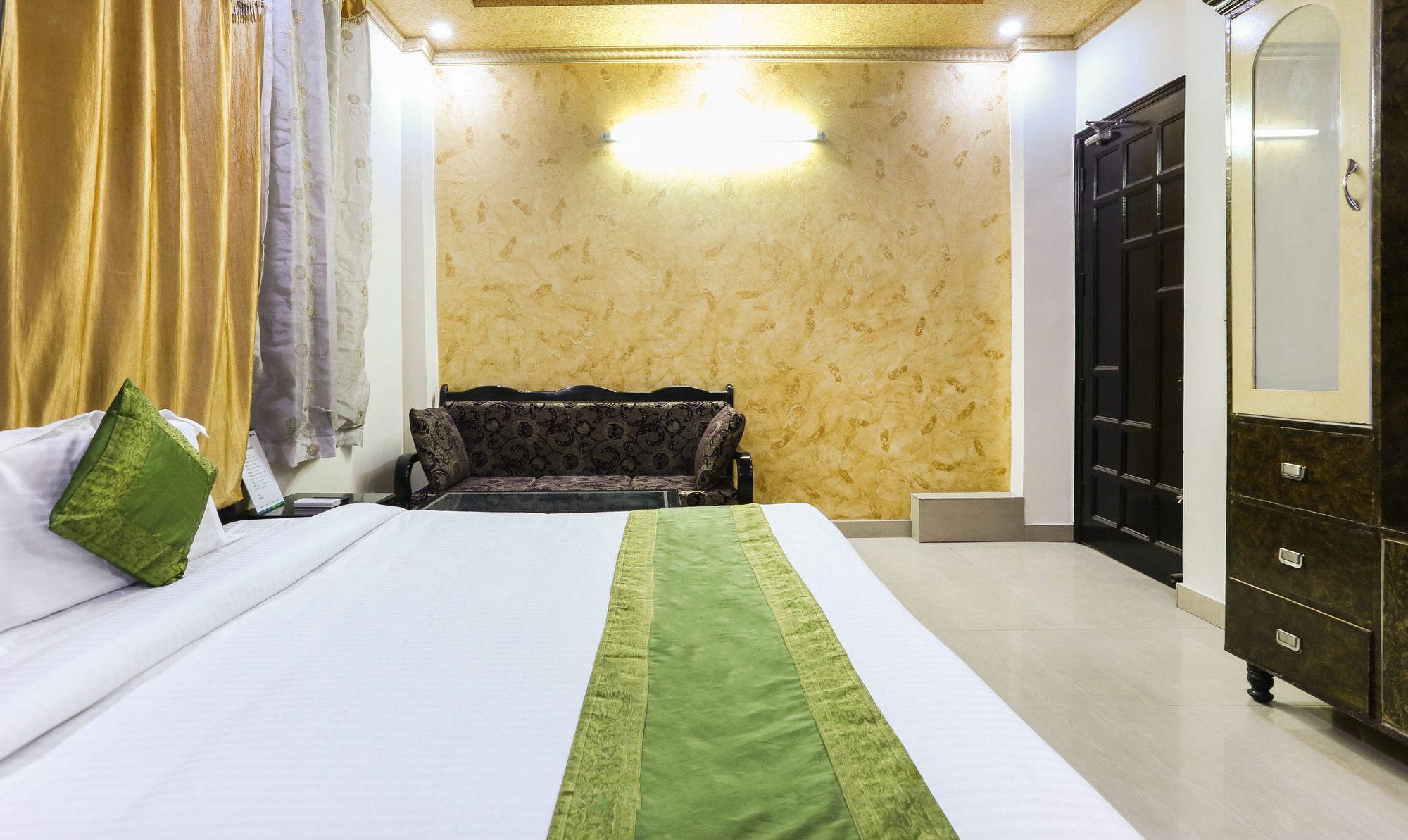 Treebo Trip Sswag 18 Expressway Hotel Noida Ngoại thất bức ảnh
