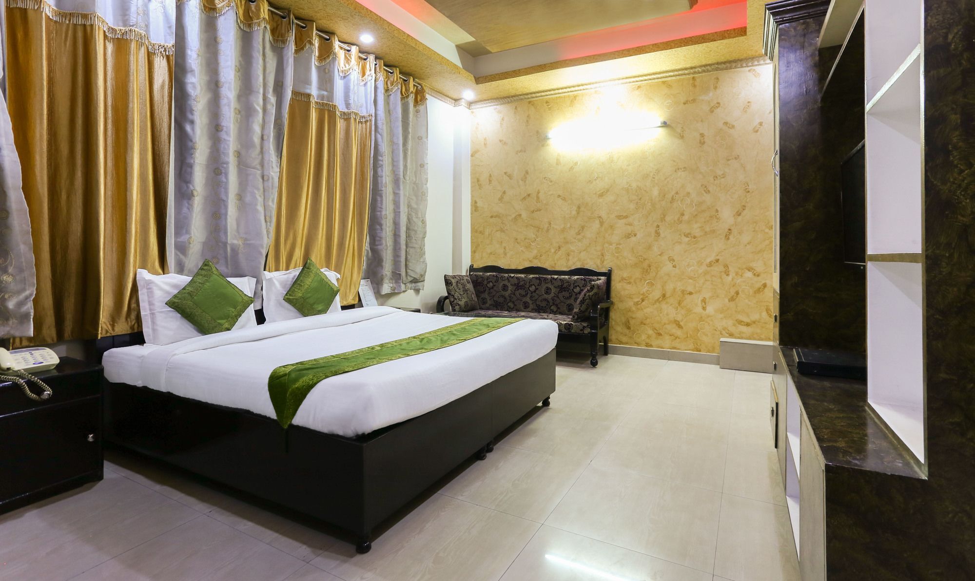 Treebo Trip Sswag 18 Expressway Hotel Noida Ngoại thất bức ảnh